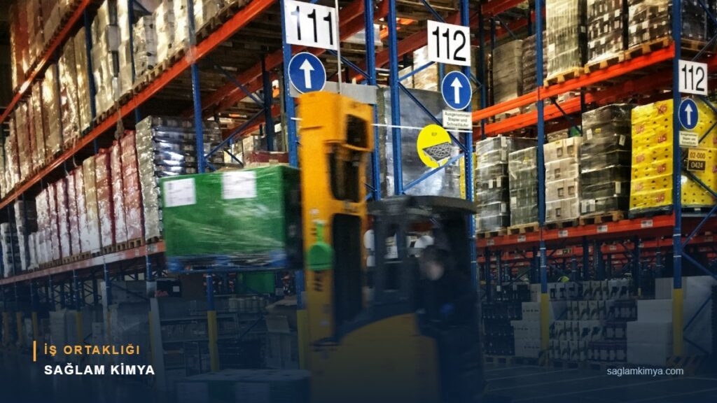 Depoda paletli ürünler ve forklift