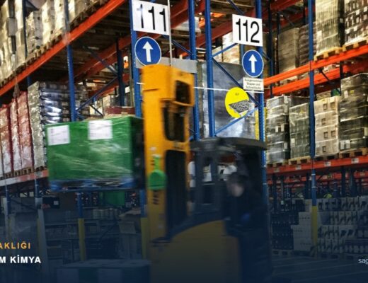 Depoda paletli ürünler ve forklift